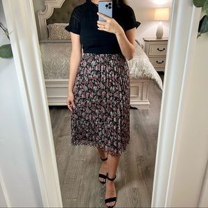DIVIDED by H&M. Dark floral, pleated midi skirt in size XS.